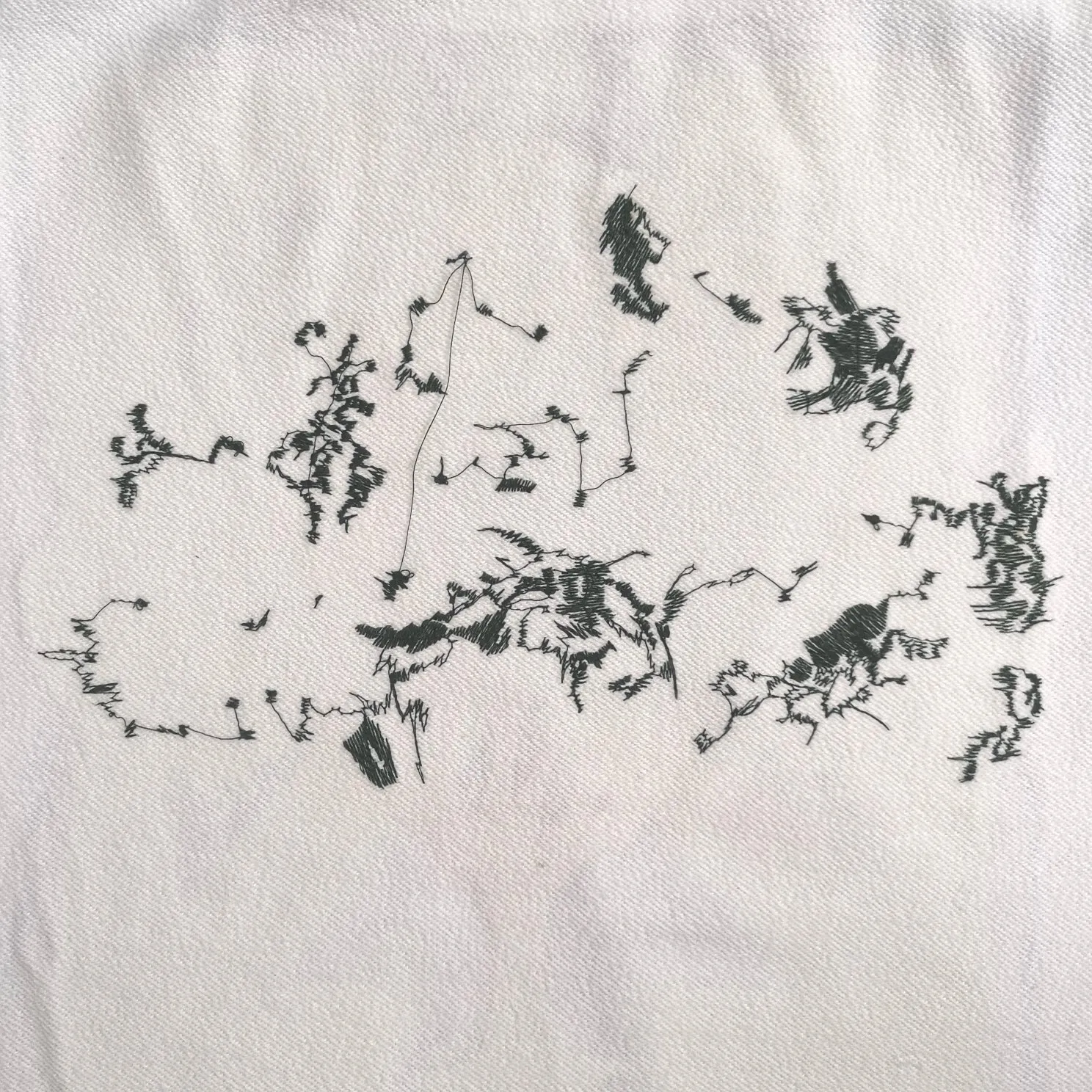 22SS top tested version environmentally friendly series OFFWHITE OW world environmentally friendly green big tree graffiti pure cotton loose unisex round neck sweatshirt I won’t introduce much else here, just get to the point. This printed tree is different from the short-sleeved ones. The leaf shape part of the printing is replaced by embroidery. This cannot be seen from the picture level (you will definitely make a mistake when you look at the picture). Many versions on the market directly look at the picture and make the pattern, without worrying about this detail.  The fabric is made of 480g fish scale terry cotton fabric, and the hem is slit. This is the key detail.  The white front chest is the new slogan of the trumpet, and the back is also different. They are all framed by the classic and iconic large warning arrows. The black arrows are lake green, with a few white water-like patterns added; the white ones are sky blue arrows, with a big tree inside with branches and leaves filling the entire pattern. Both pieces are interpretations of traditional retro hand-painted graffiti painting techniques, which fully embody the natural and environmentally friendly atmosphere.  Color: White Size: XS-L P:410